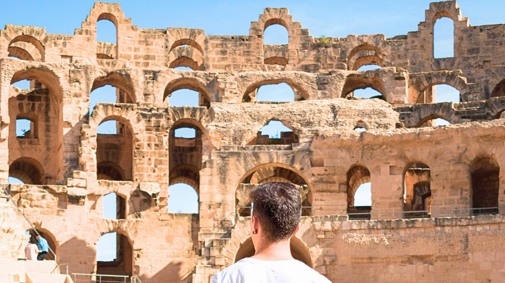 Das römische Amphitheater El Jem in Tunesien besuchen; mit mobilem Internet verbunden bleiben