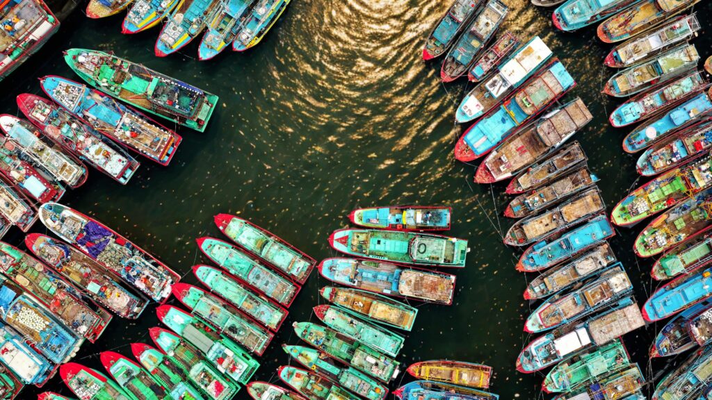 Bunte Fischerboote in Indonesien aus der Luft gesehen; mit lokaler SIM-Karte erreichbar bleiben