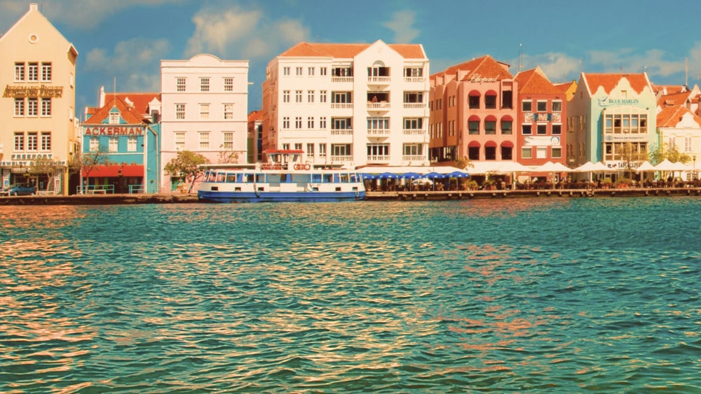 Bunte Häuser an der Handelskade in Willemstad; Curaçao mit schnellem mobilen Internet erkunden