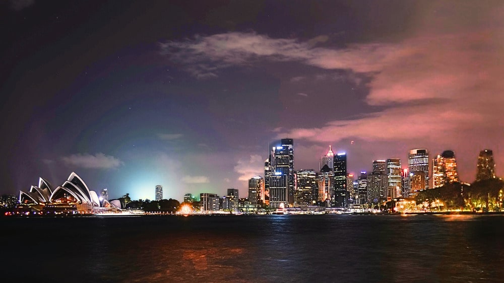 Skyline von Sydney bei Nacht mit der Oper; mit lokaler SIM-Karte erreichbar bleiben