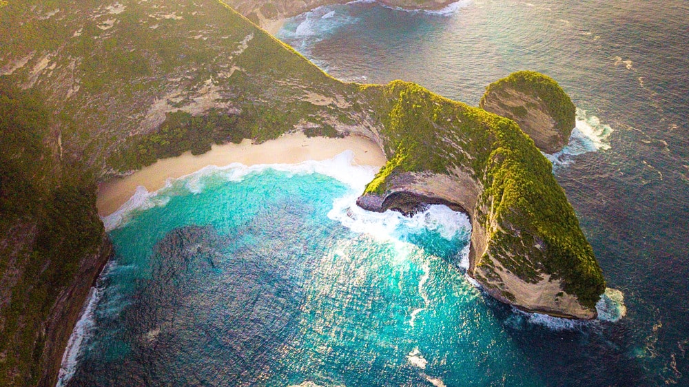 Luchtfoto van Kelingking Beach op Nusa Penida; ontdek Bali met betrouwbaar mobiel internet