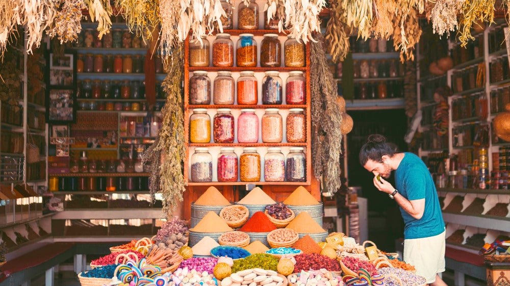 Kleurrijke kruidenmarkt in Marrakesh; populaire plek voor reizigers met mobiel internet in Marokko