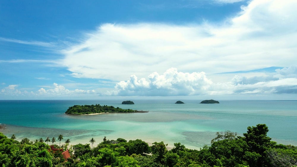 Tropisch uitzicht op de eilanden van Koh Chang in Thailand; blijf online tijdens je reis met eSIM