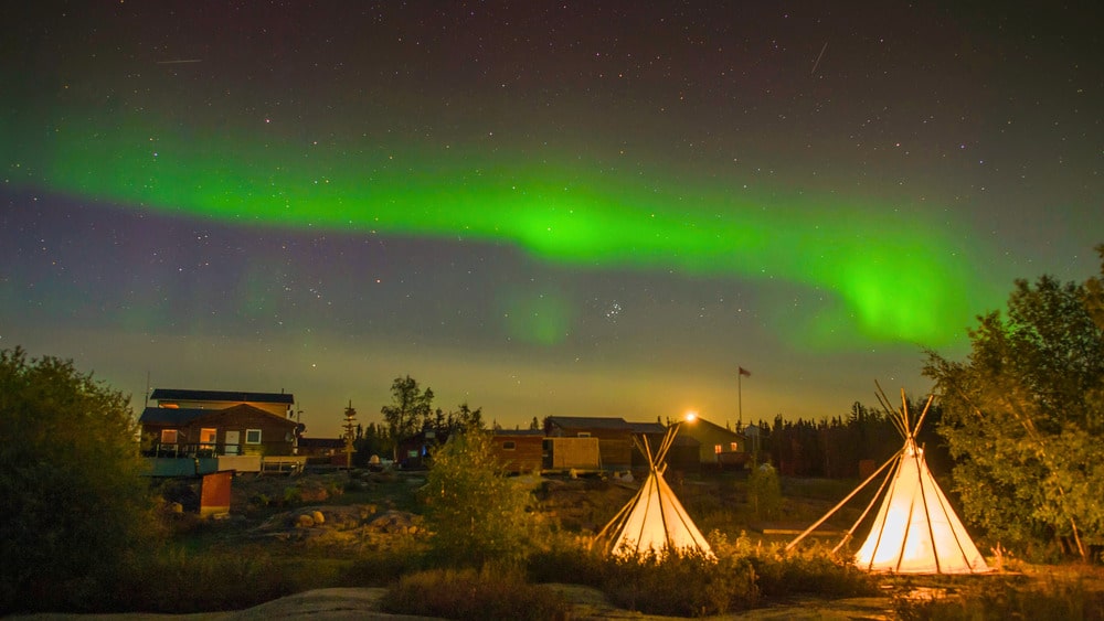 Bereik tijdens noorderlicht in Kanada