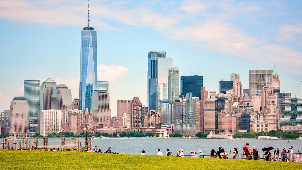 Skyline van Manhattan New York gezien vanaf Liberty Island tijdens vakantie in de Verenigde Staten