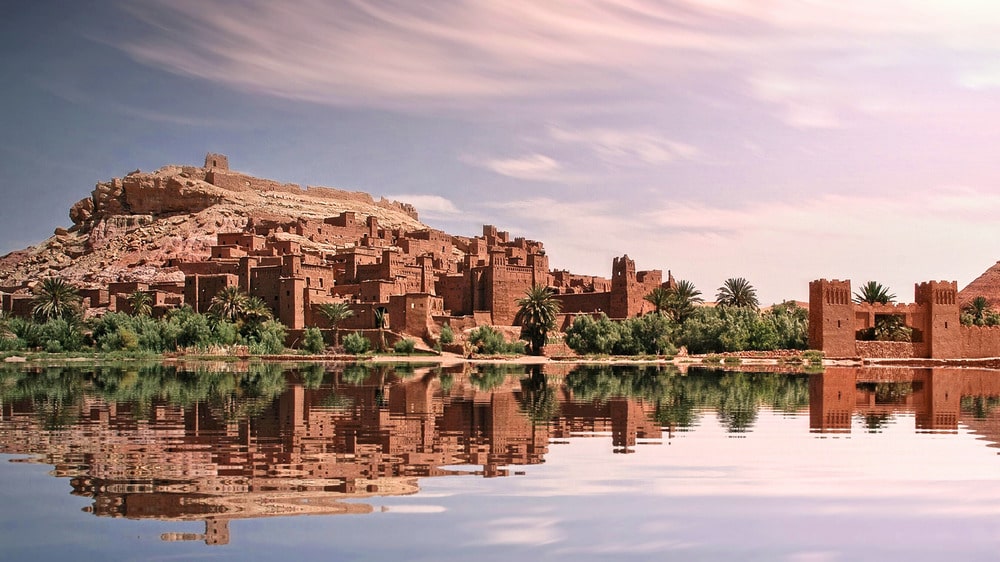 Aït Ben Haddou bij Ouarzazate; historisch dorp met moderne mobiele verbindingen in Marokko