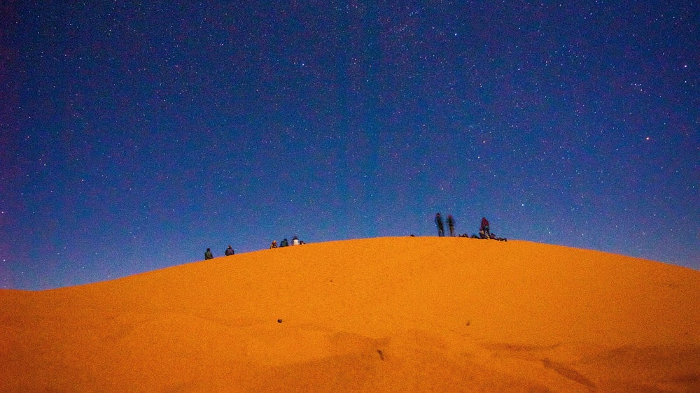 Sterrenhemel boven de Sahara in Marokko; reizigers genieten van mobiel bereik zelfs in afgelegen gebieden