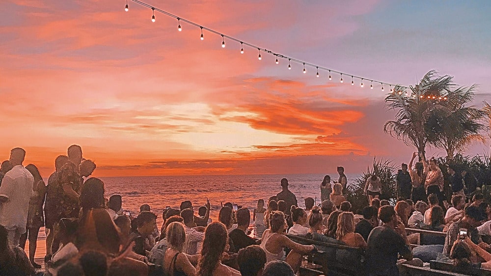 Strandfeest in Seminyak bij zonsondergang; geniet van muziek, sfeer en mobiel bereik op Bali