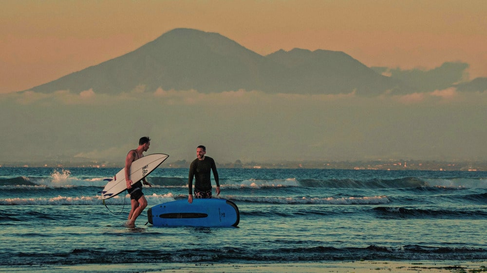 Surfers in Canggu bij zonsondergang; blijf online tijdens je surftrip met een eSIM op Bali