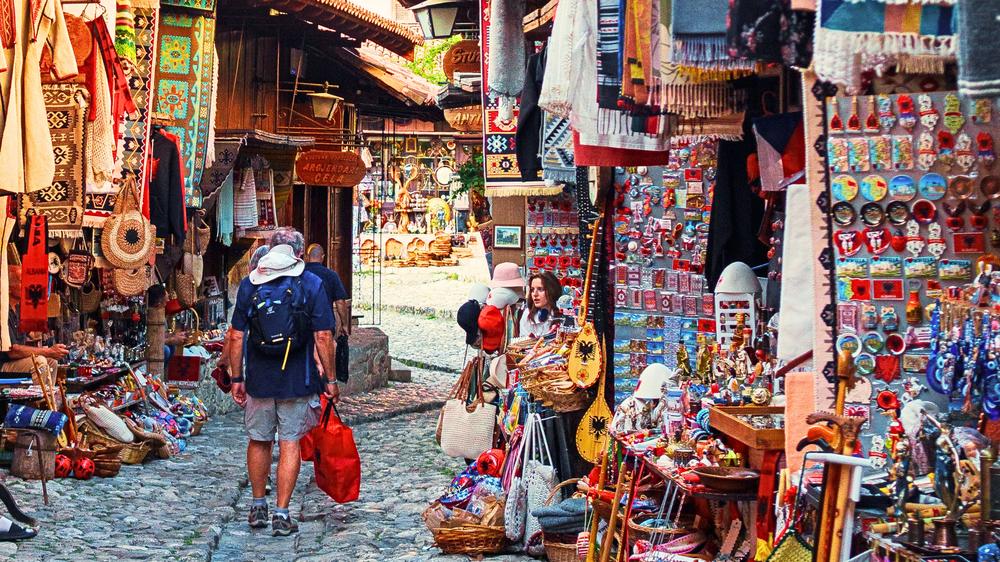 alter-basar-souvenirs-albanien-reiseverbindung